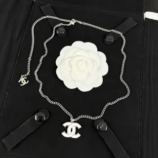 Chanel CC Logo قلادة سلسلة فضية بيضاء متشابكة