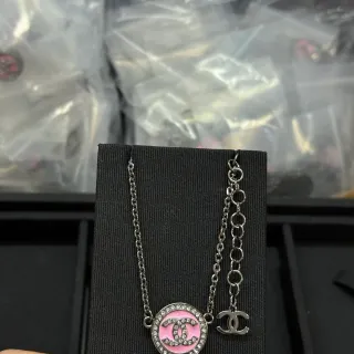 Chanel CC Logo লটকন হার গোলাপি রূপালি বৃত্তাকার এনামেল ক্রিস্টাল-প্যাভড বেজেল হার