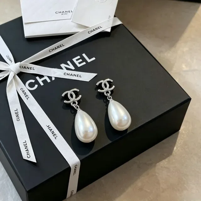 Chanel CC Pearl Drop White Silver Teardrop Interlocking Logo Earrings 8