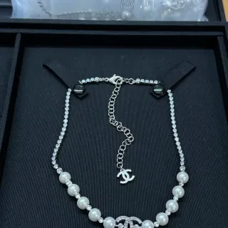 Chanel CC मोती हार चांदी सफेद क्रिस्टल स्ट्रैंड इंटरलॉकिंग पेंडेंट हार