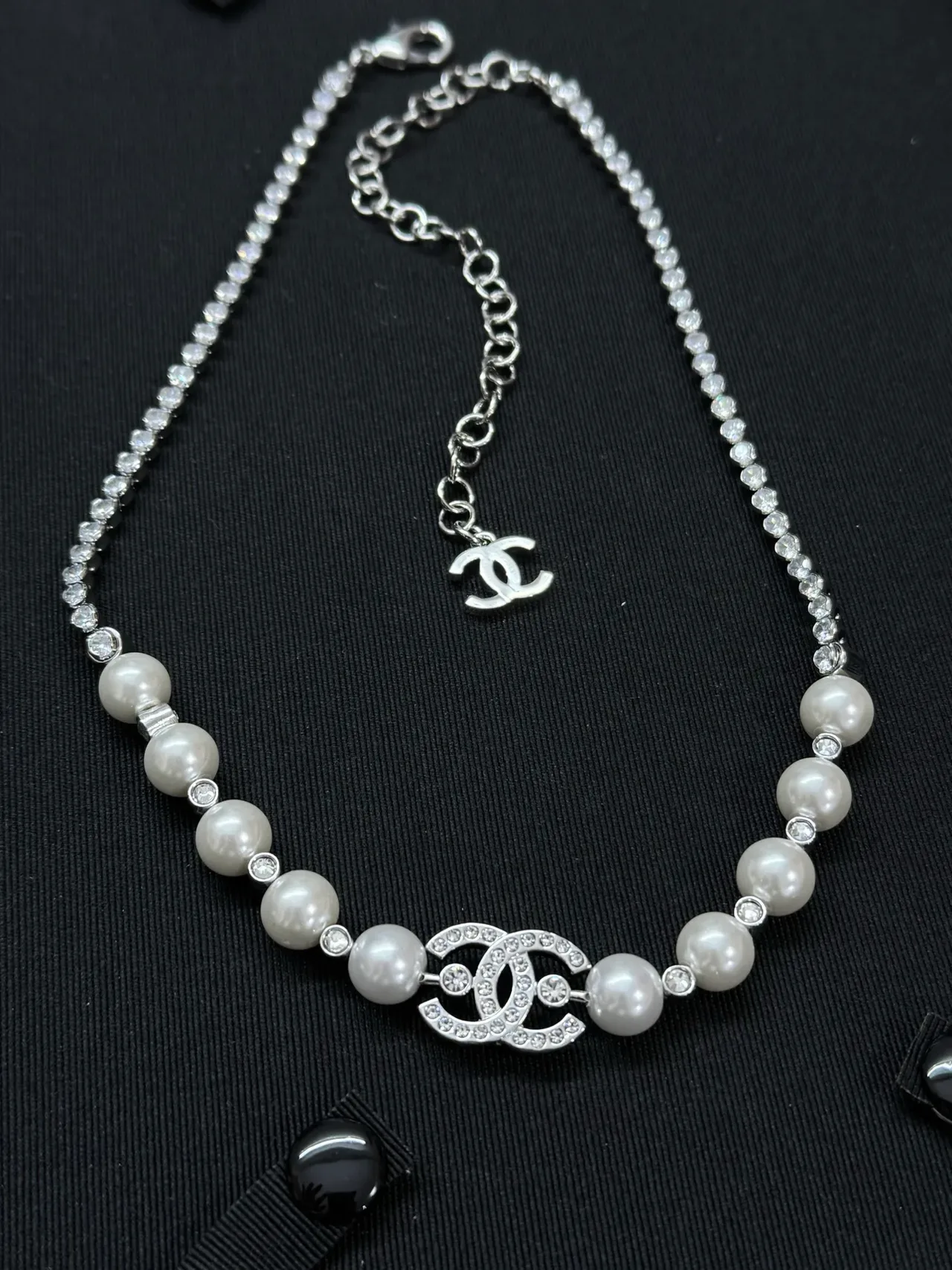 Chanel CC मोती हार चांदी सफेद क्रिस्टल स्ट्रैंड इंटरलॉकिंग पेंडेंट हार 3