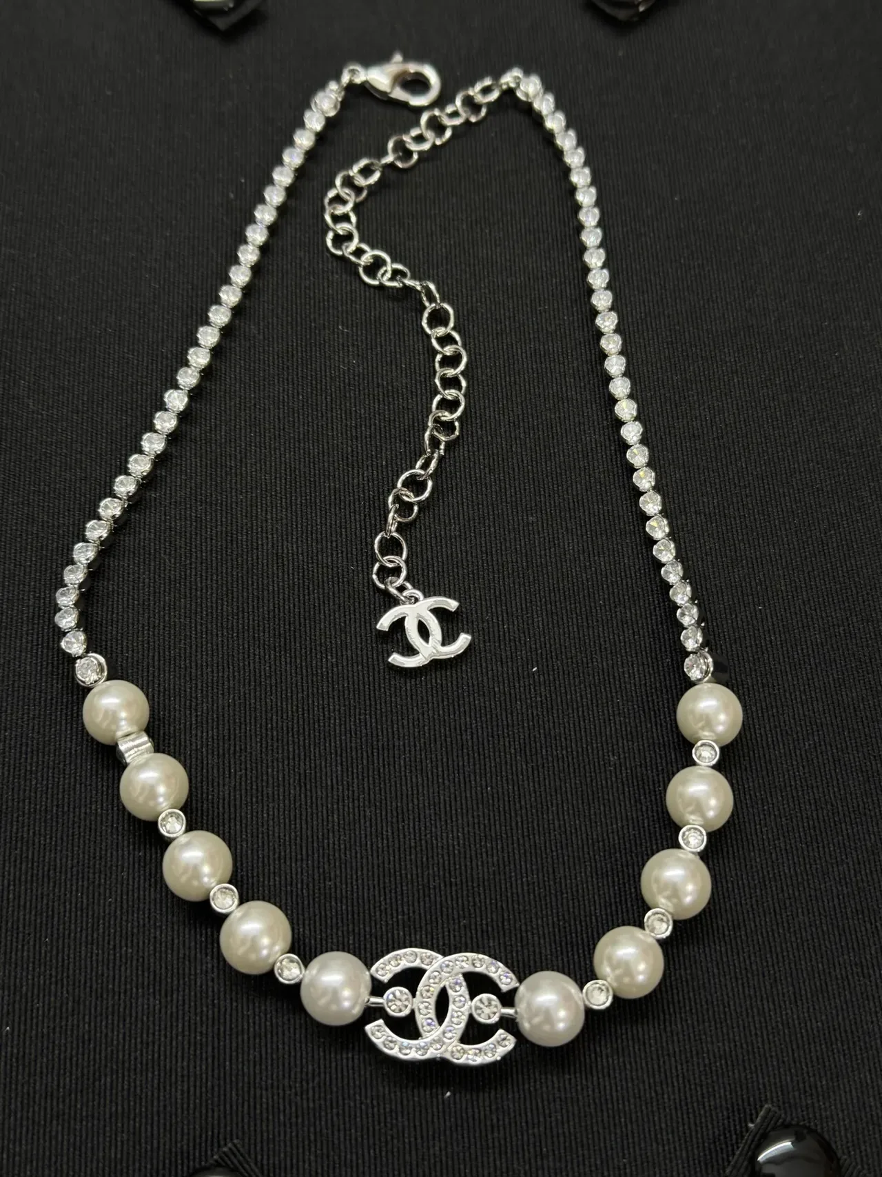 Chanel CC मोती हार चांदी सफेद क्रिस्टल स्ट्रैंड इंटरलॉकिंग पेंडेंट हार 4