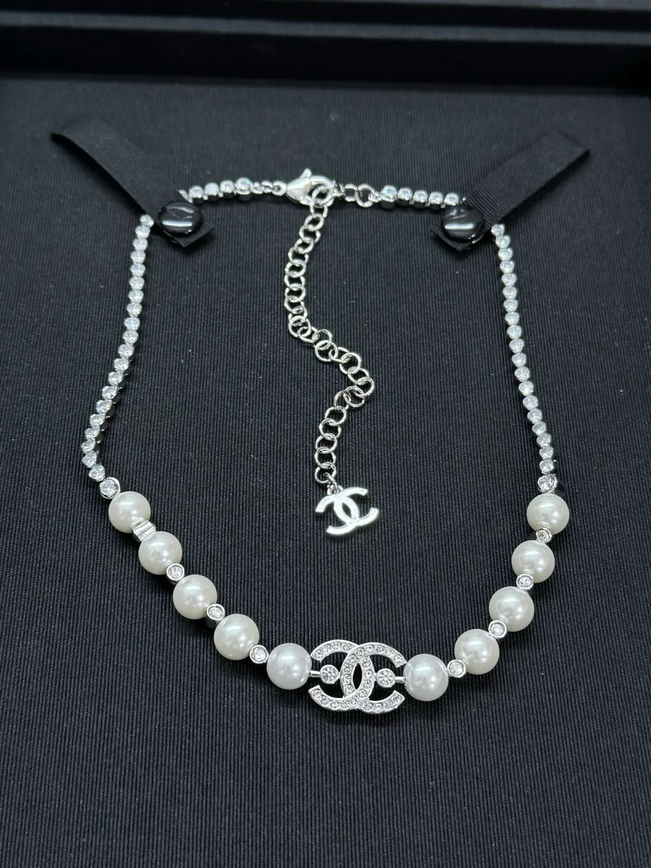 Chanel CC मोती हार चांदी सफेद क्रिस्टल स्ट्रैंड इंटरलॉकिंग पेंडेंट हार 6