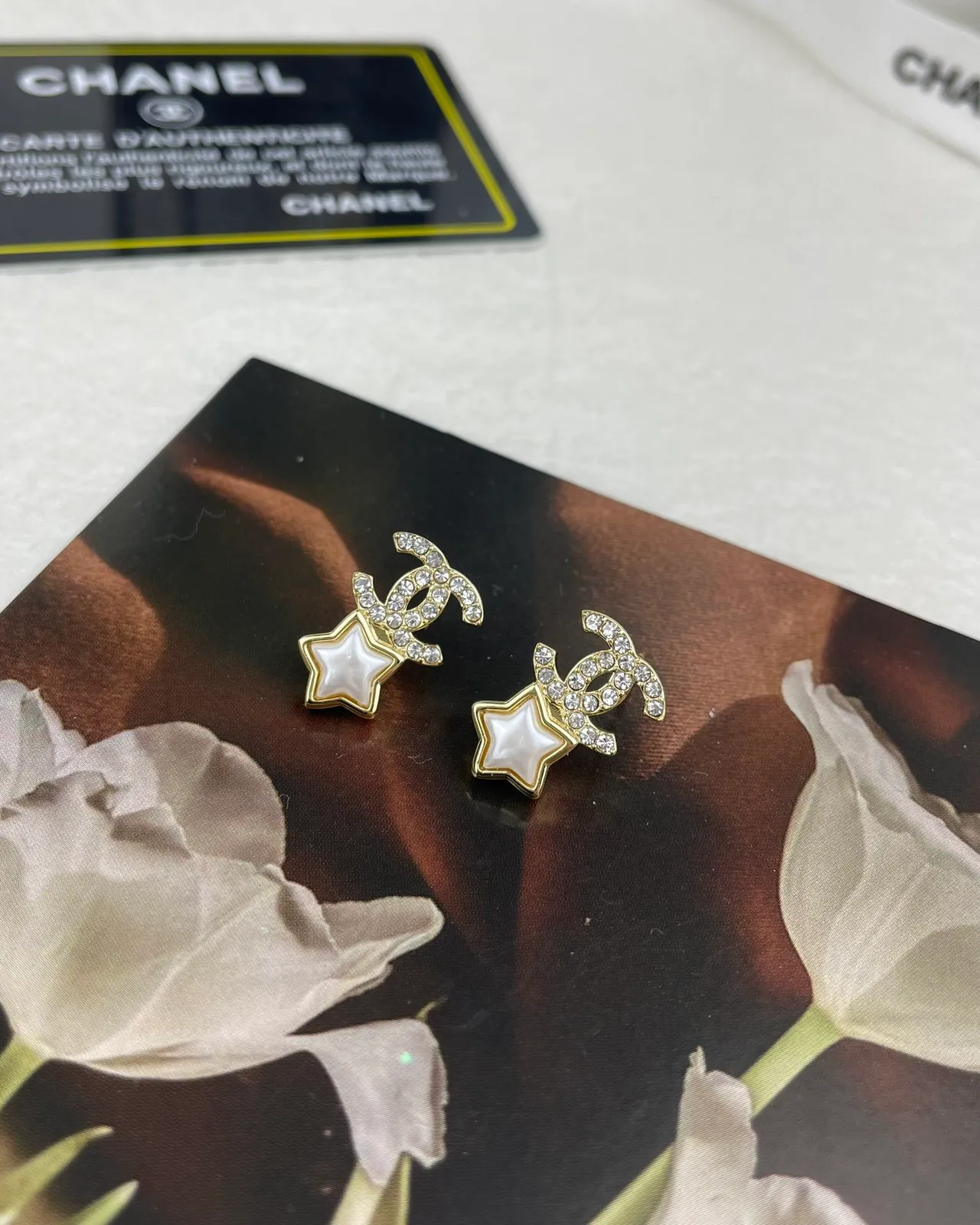 Chanel CC Star Boucles d'Oreilles Stud en Cristal et Perle 2