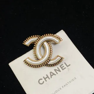 Chanel CC Zigzag Brooch सफेद और गोल्ड टोन ब्रोच