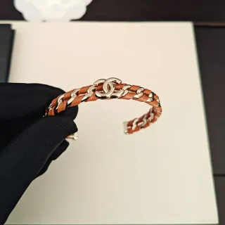 Chanel سوار سلسلة جلد بني ومعدن بلون فضي سوار كم