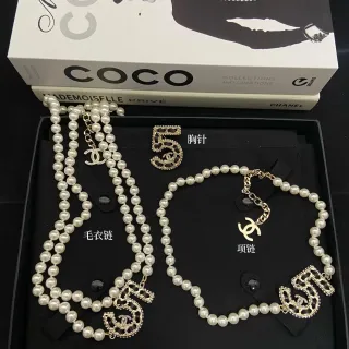 Chanel Coco Neige '5' Collection सफेद सोना मोती स्ट्रैंड CC लोगो हार