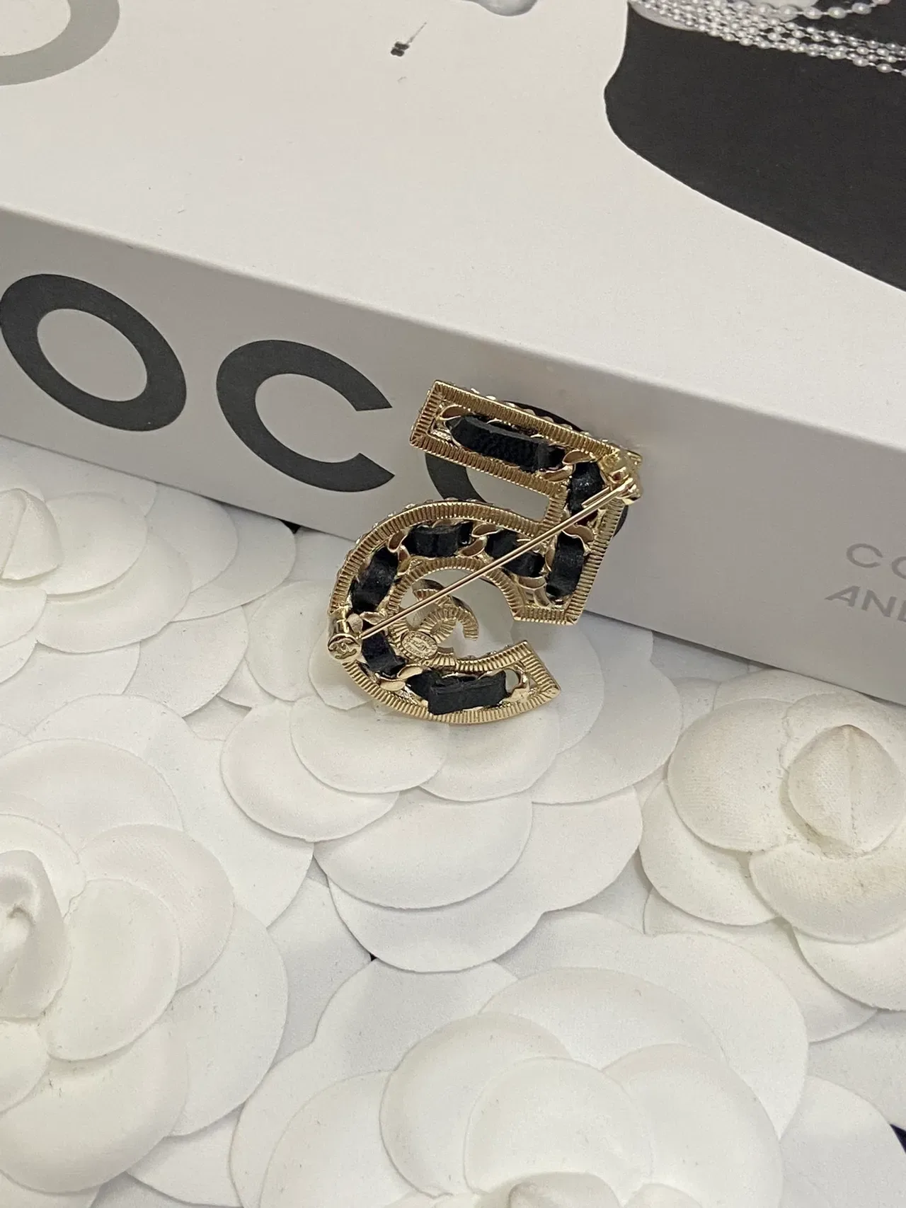 Chanel Coco Neige '5' Collection सादा सोना मुक्तो स्ट्रैंड CC लोगो हार 2