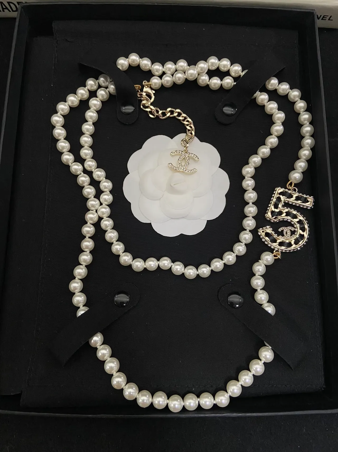 Chanel Coco Neige '5' Collection सादा सोना मुक्तो स्ट्रैंड CC लोगो हार 3
