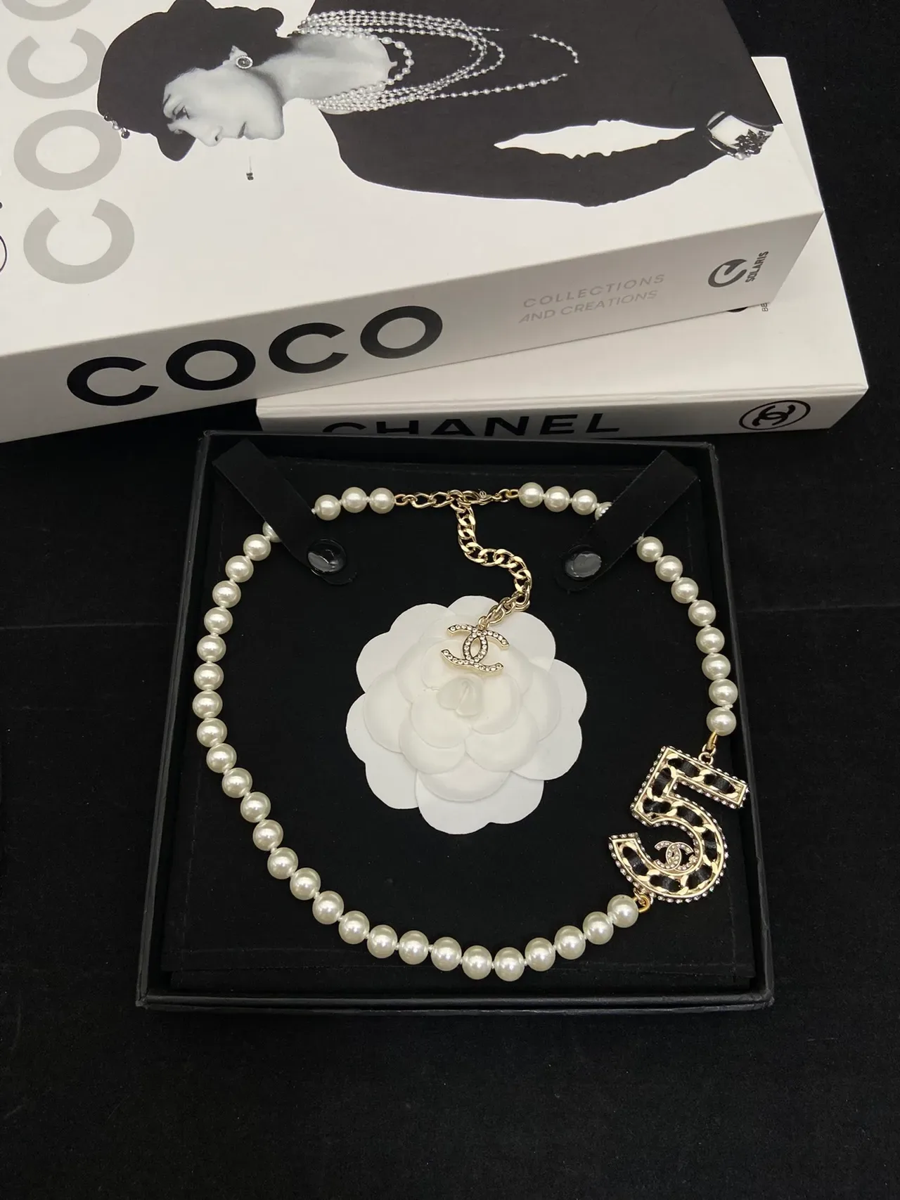 Chanel Coco Neige '5' Collection सादा सोना मुक्तो स्ट्रैंड CC लोगो हार 5