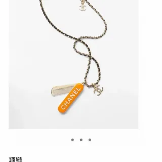 Chanel مشط سلاسل برتقالي أسود إيمل برميل تعويذة Gold-Tone ومعدن سلاسل