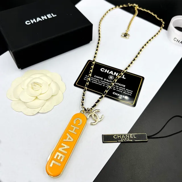 Chanel Peigne Collier Orange Noir Émail Baril Charme Gold-Tone et Métal Colier 2