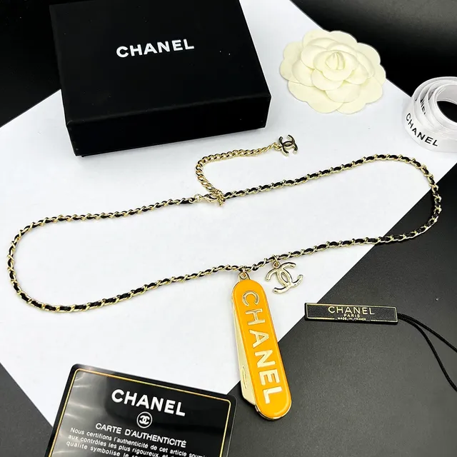 Chanel Peigne Collier Orange Noir Émail Baril Charme Gold-Tone et Métal Colier 3