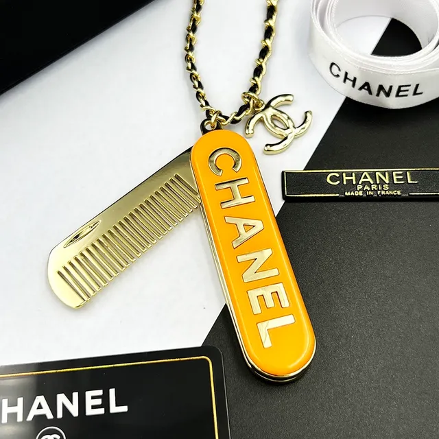 Chanel Peigne Collier Orange Noir Émail Baril Charme Gold-Tone et Métal Colier 4