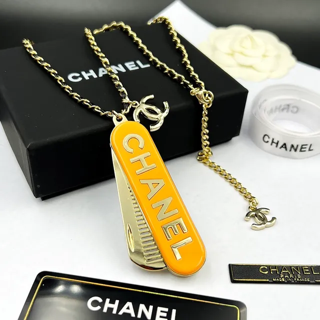 Chanel Peigne Collier Orange Noir Émail Baril Charme Gold-Tone et Métal Colier 7
