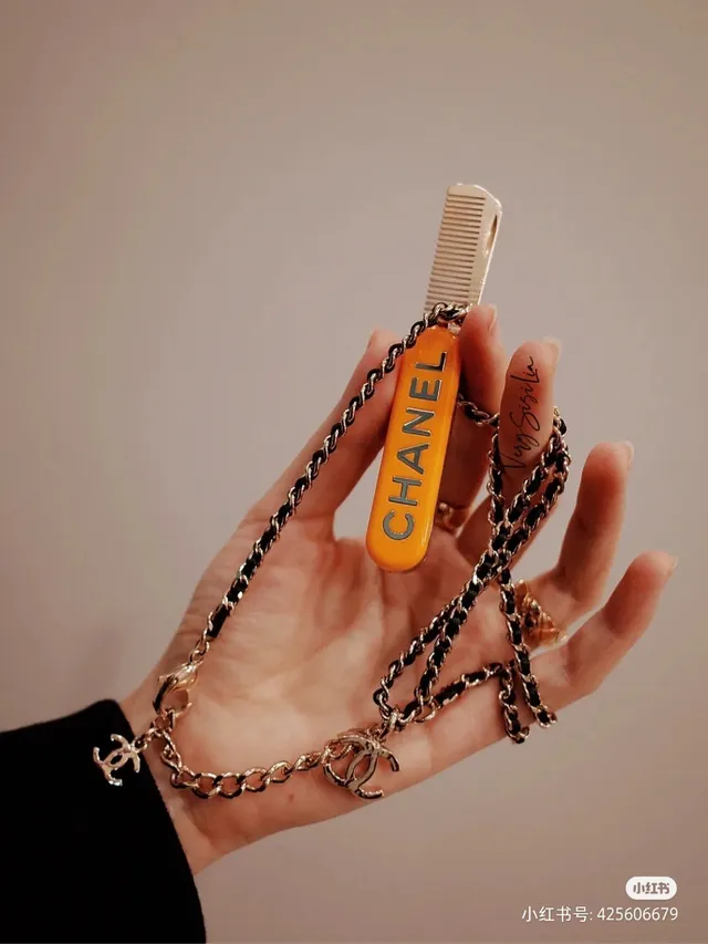 Chanel Peigne Collier Orange Noir Émail Baril Charme Gold-Tone et Métal Colier 8