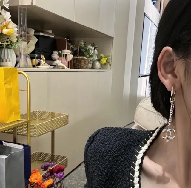 Chanel ক্রিস্টাল চেইন CC লোগো হুপ ইয়ারিংস 9