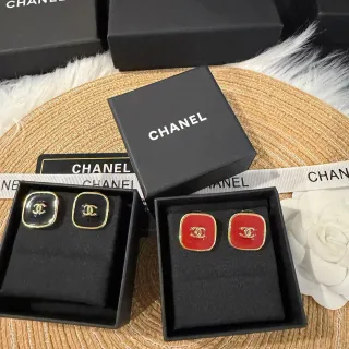 Chanel Aretes de Esmalte Rojo y Negro Cuadrados Dorados con Logo CC