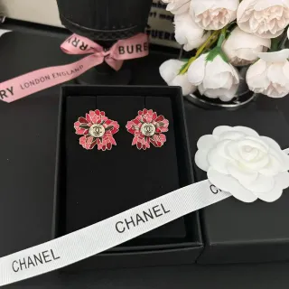 Chanel أقراط ستد إسمالية زهورية بشعار CC