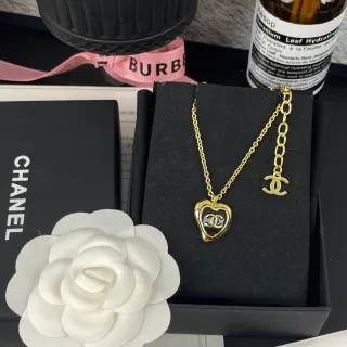 Chanel سلسلة ذهبية سوداء قلادة على شكل قلب