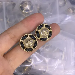 Chanel أقراط ذهبية سوداء دائرية بتات معدنية