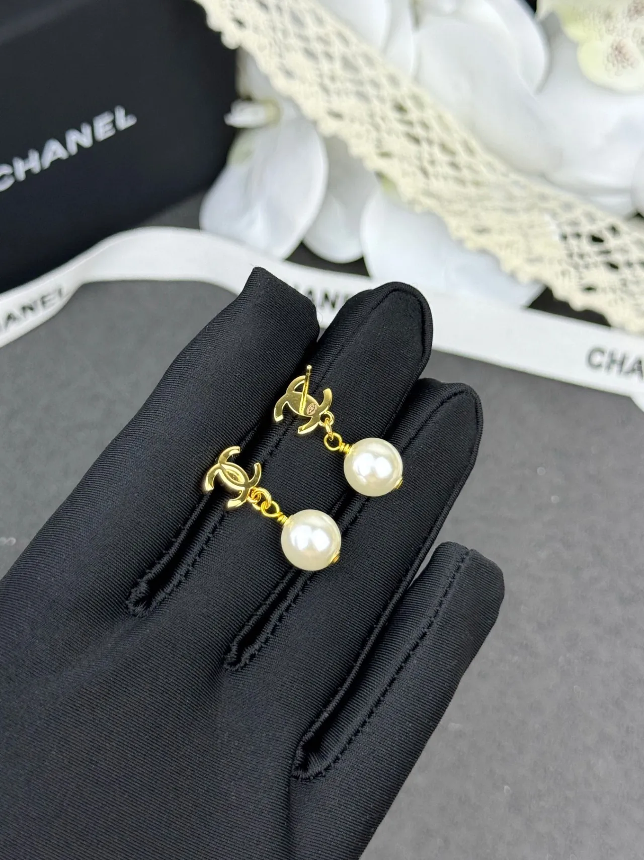 Chanel Oro Blanco CC Logo Aros de Perla Esféricos 3