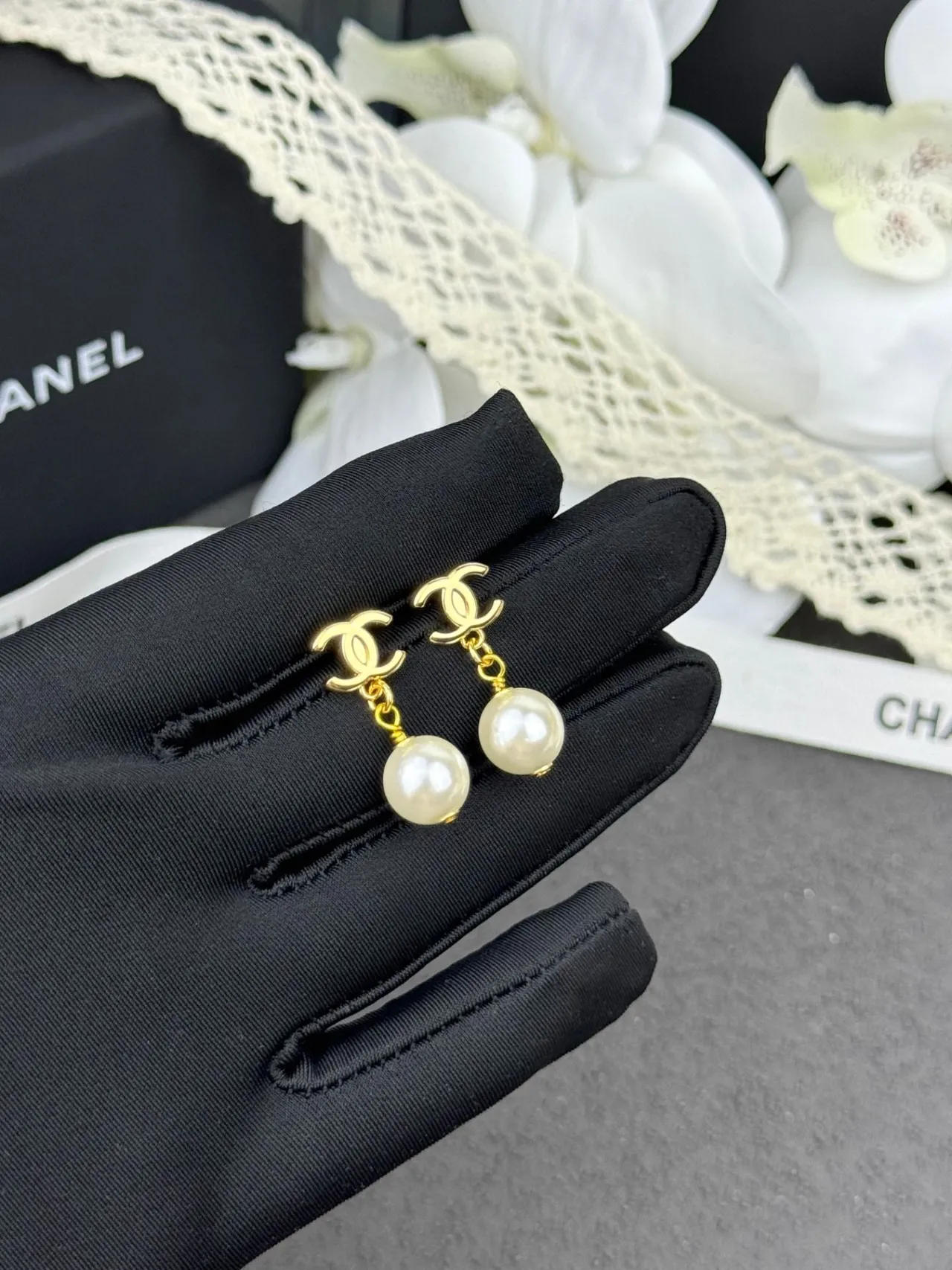 Chanel Oro Blanco CC Logo Aros de Perla Esféricos 4