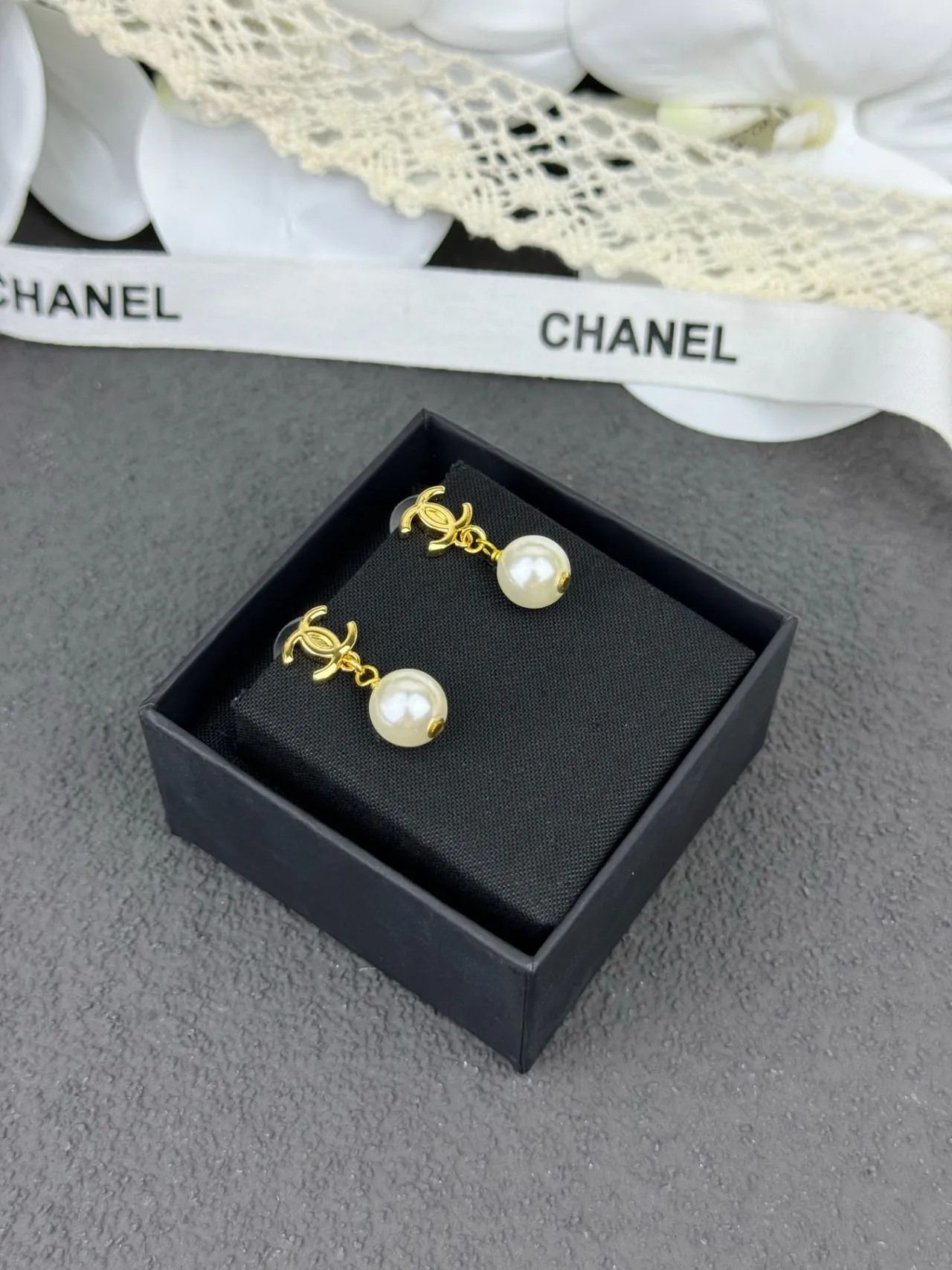 Chanel Oro Blanco CC Logo Aros de Perla Esféricos 5