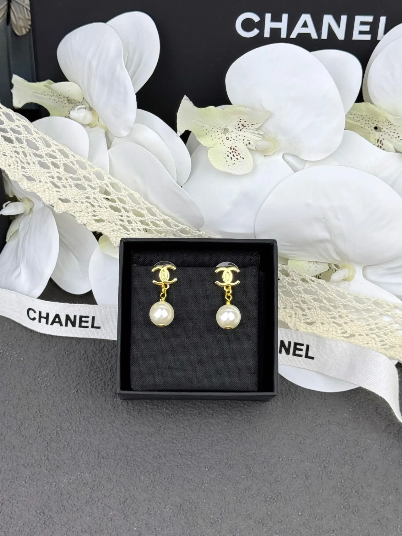 Chanel Oro Blanco CC Logo Aros de Perla Esféricos 6