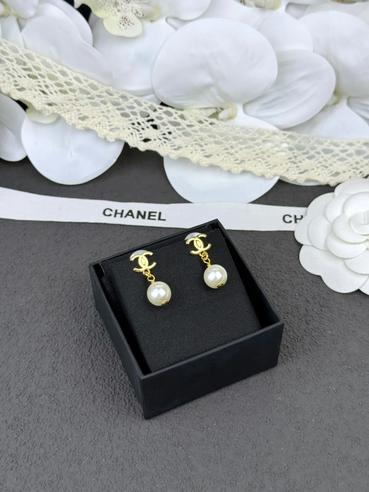 Chanel Oro Blanco CC Logo Aros de Perla Esféricos 7