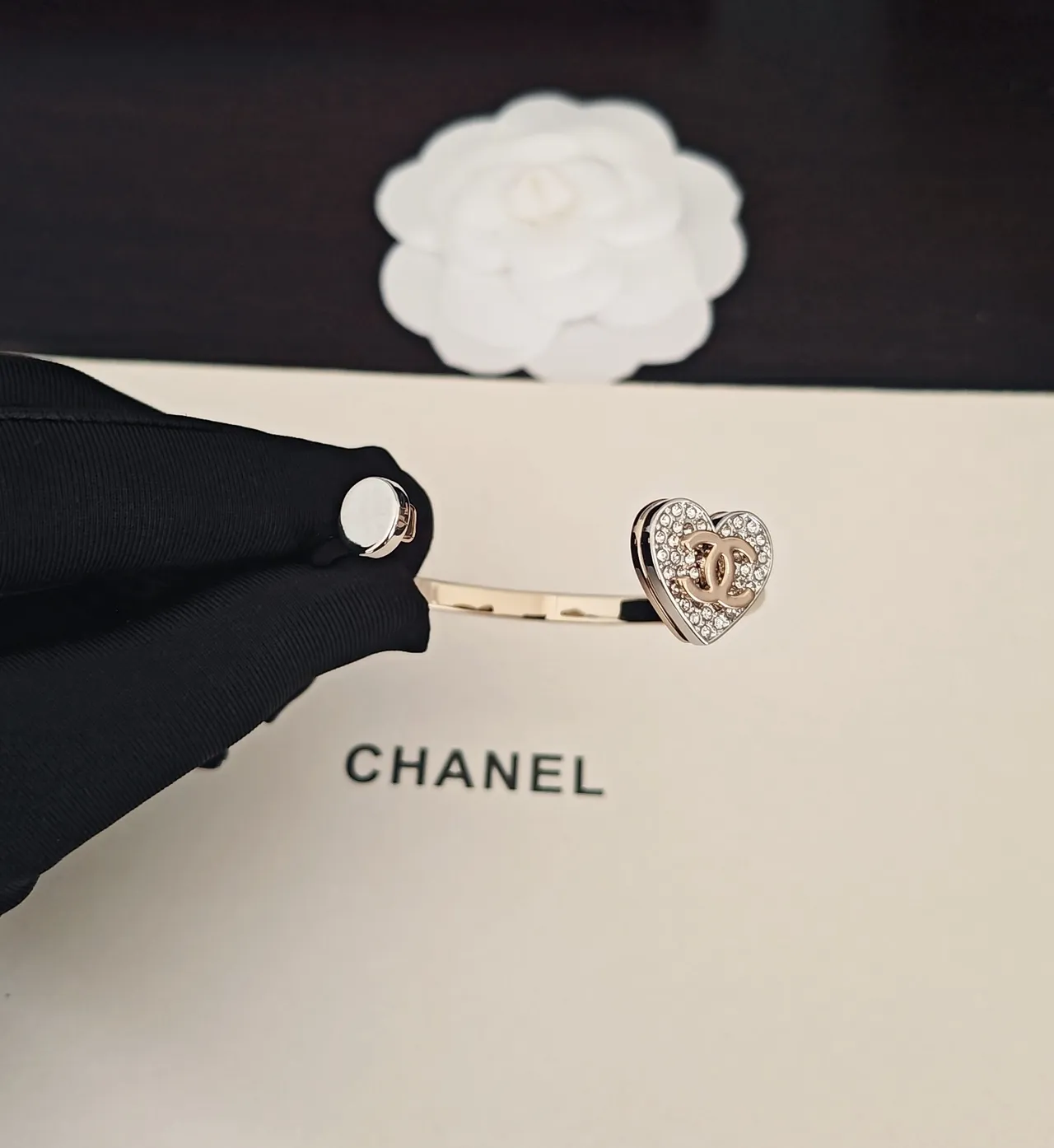 Chanel pulsera dorada blanca con forma de corazón Pavé-Crystal 2