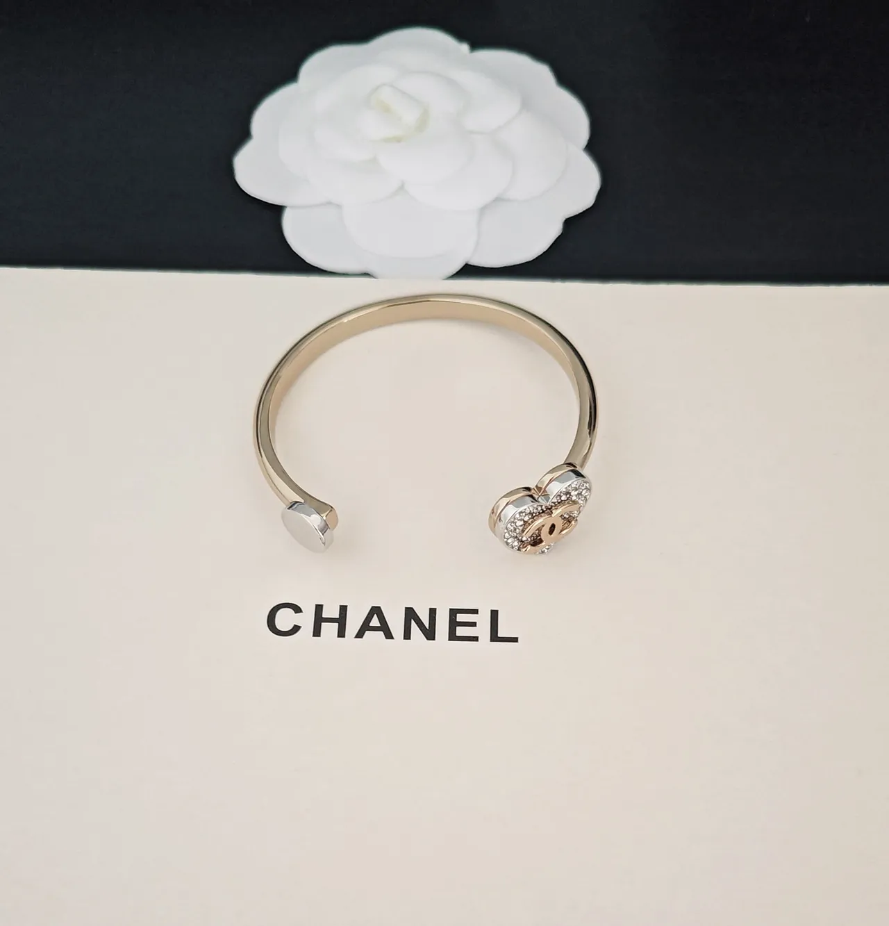 Chanel pulsera dorada blanca con forma de corazón Pavé-Crystal 3