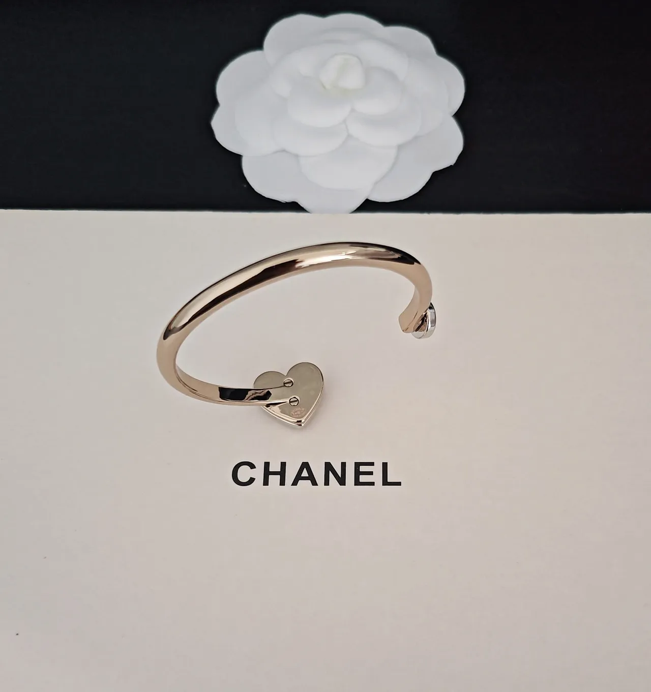 Chanel pulsera dorada blanca con forma de corazón Pavé-Crystal 4
