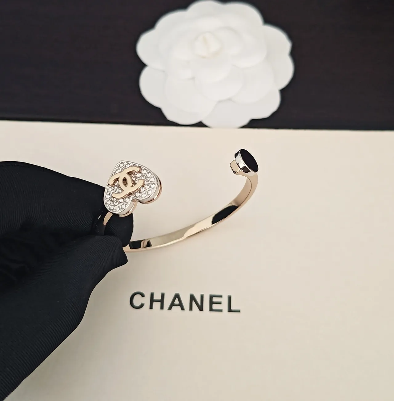 Chanel pulsera dorada blanca con forma de corazón Pavé-Crystal 5