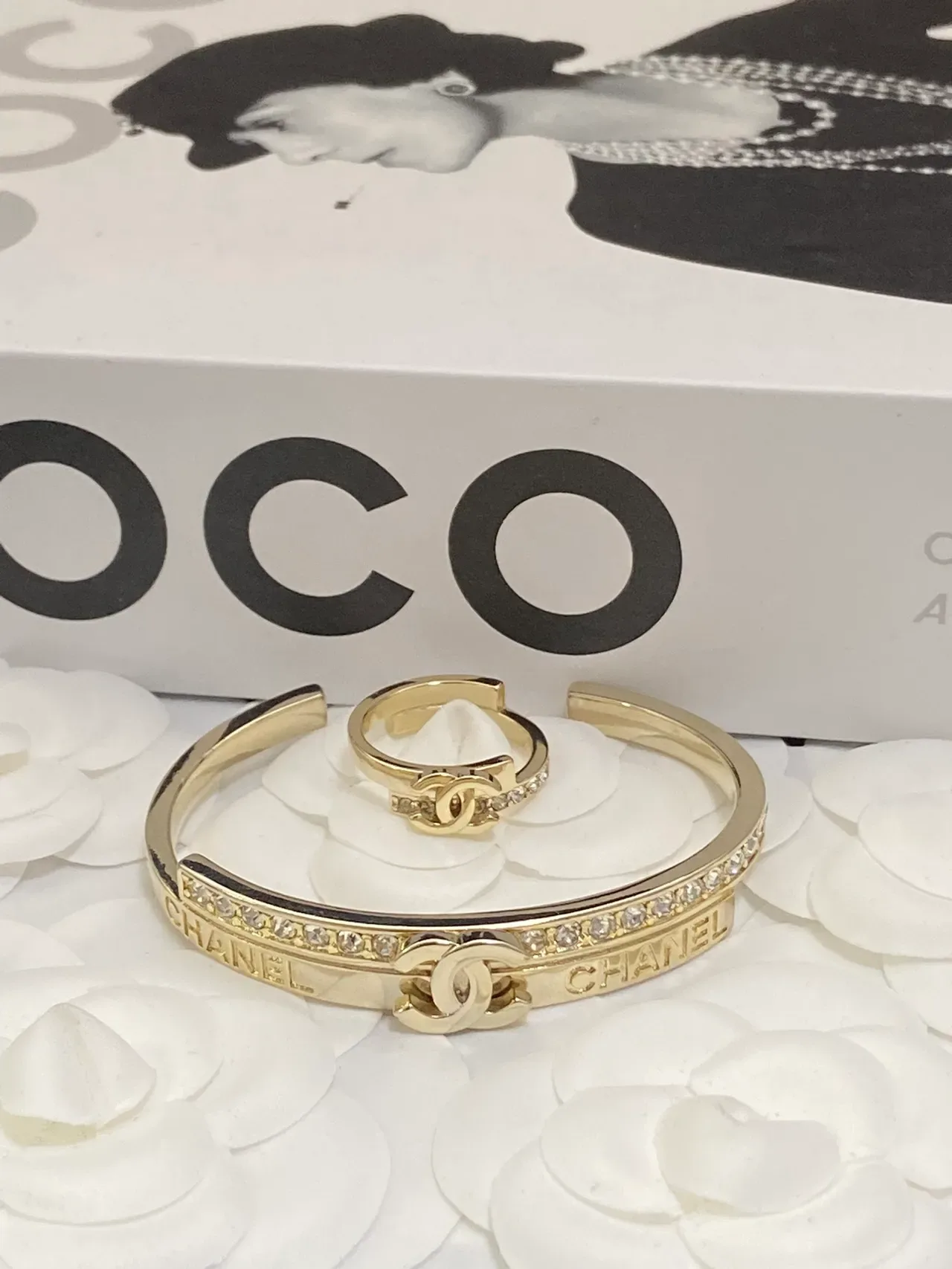 Chanel سوار ذهبي أبيض Pavé كريستال 4