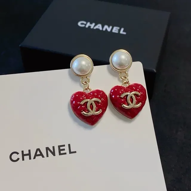 Chanel Boucles d'Oreilles Stud avec Perles et Émail en Forme de Cœur 2