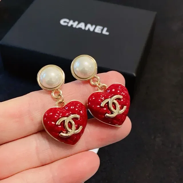 Chanel Boucles d'Oreilles Stud avec Perles et Émail en Forme de Cœur 3