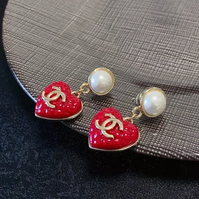 Chanel Boucles d'Oreilles Stud avec Perles et Émail en Forme de Cœur 4