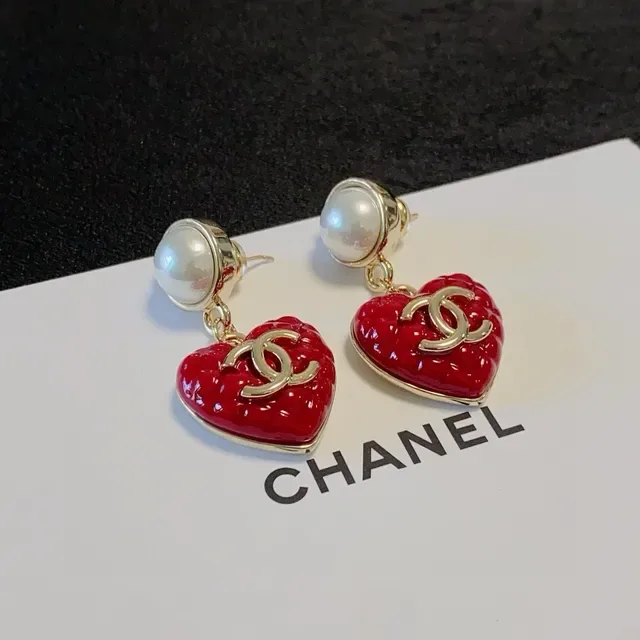 Chanel Boucles d'Oreilles Stud avec Perles et Émail en Forme de Cœur 5