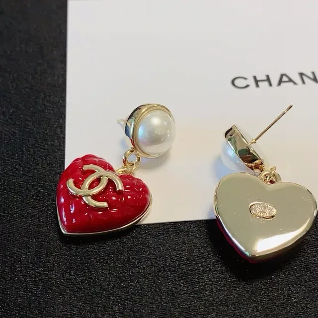 Chanel Boucles d'Oreilles Stud avec Perles et Émail en Forme de Cœur 6
