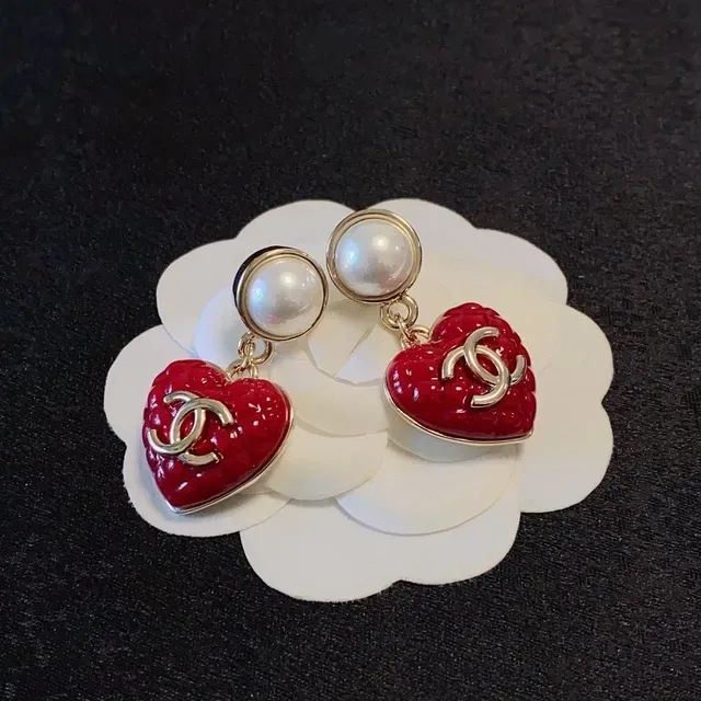Chanel Boucles d'Oreilles Stud avec Perles et Émail en Forme de Cœur 7