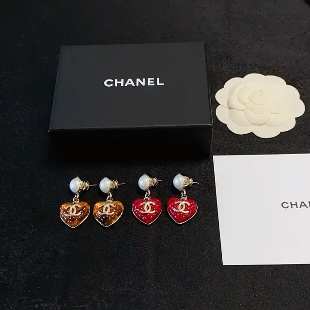 Chanel Boucles d'Oreilles Stud avec Perles et Émail en Forme de Cœur 8