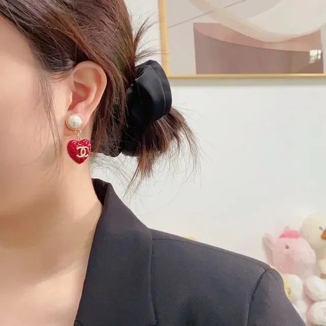 Chanel Boucles d'Oreilles Stud avec Perles et Émail en Forme de Cœur 9