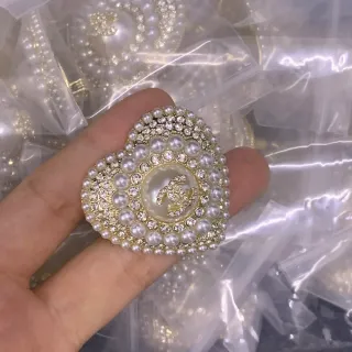 Chanel हृदय-आकार का मोती और क्रिस्टल ब्रोच
