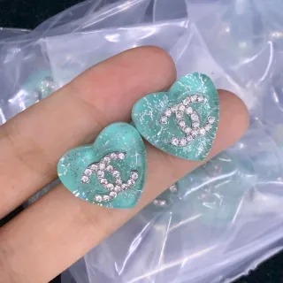 Chanel boucles d'oreilles en forme de cœur ornées de rhinestones en vert menthe