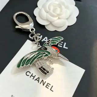 Chanel हमिंगबर्ड एनामेल और क्रिस्टल चार्म ब्रोच