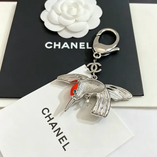 Chanel हमिंगबर्ड एनामेल और क्रिस्टल चार्म ब्रोच 2