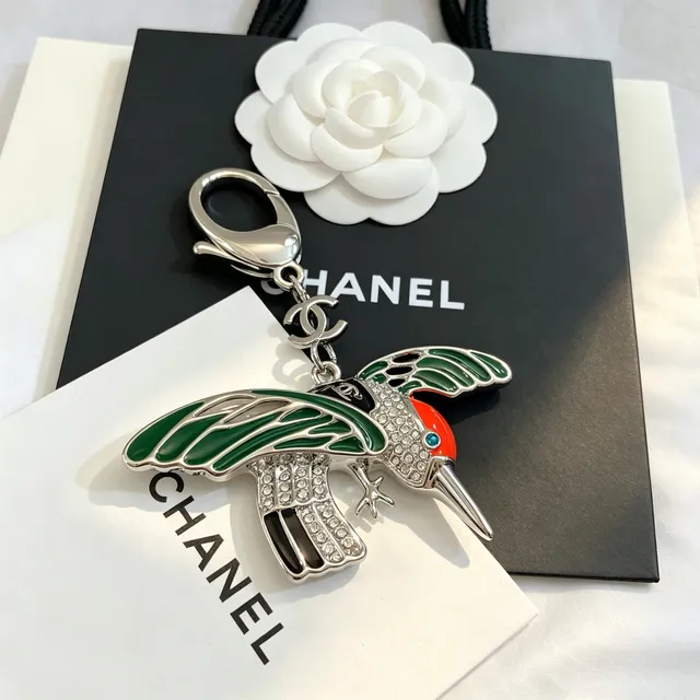 Chanel हमिंगबर्ड एनामेल और क्रिस्टल चार्म ब्रोच 3