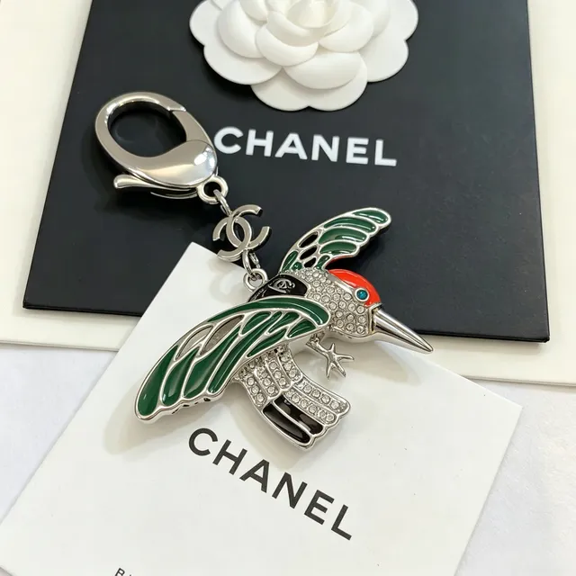 Chanel हमिंगबर्ड एनामेल और क्रिस्टल चार्म ब्रोच 4