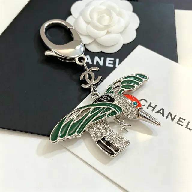Chanel हमिंगबर्ड एनामेल और क्रिस्टल चार्म ब्रोच 5